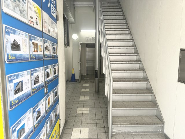 K&Kビルのエントランス