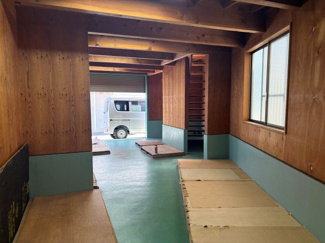 【内装】 | 高座町「山の事務所」 | １階内部の様子。パレットもご利用ください。