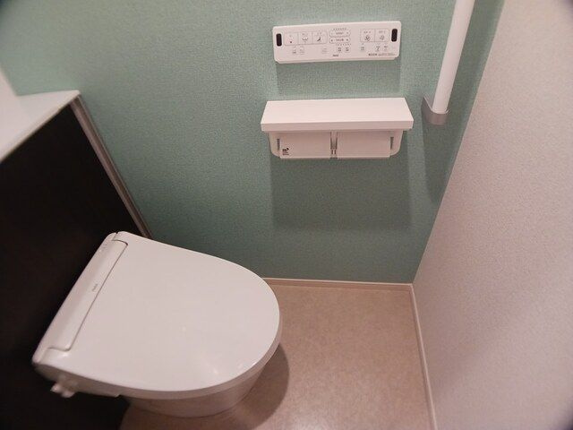 【トイレ】 | ロイヤルパーク | 落ち着いた色調のトイレです