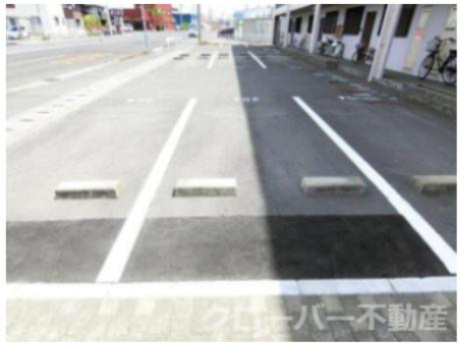 フィネス坂本の駐車場