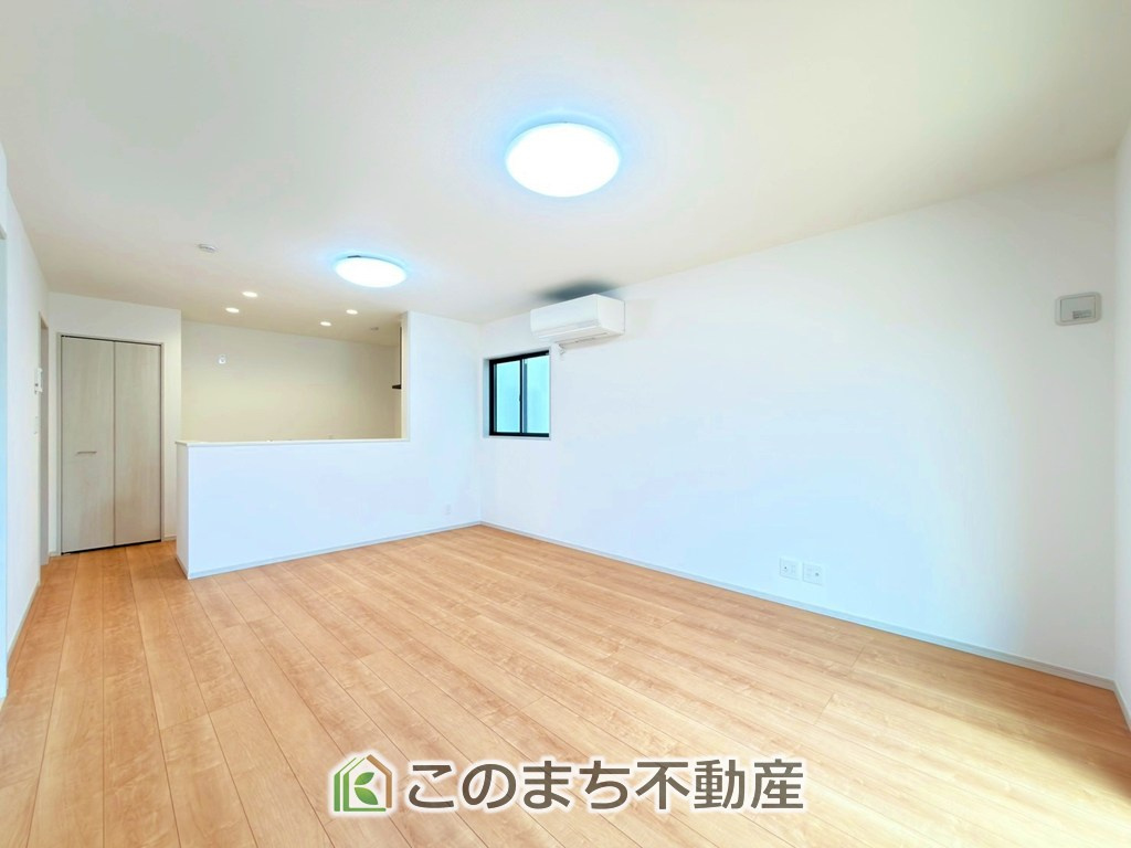 いろどりアイタウン那須塩原市埼玉23-P1の居間・リビング|"ＬＤＫは家族団欒スペースとしては十分な広さです！
大きいダイニングテーブル、カウチ付きソファ、大型ＴＶも気兼ねなく配置可能！！"
