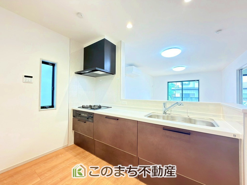 いろどりアイタウン那須塩原市埼玉23-P1のキッチン|"お洒落なホワイト天板のペニンシュラキッチンを採用しております。
浄水器内蔵の水栓です♪"
