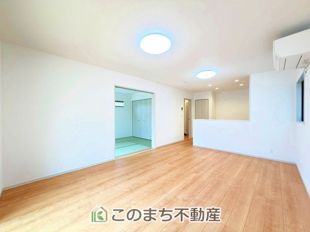 いろどりアイタウン那須塩原市埼玉23-P1の居間・リビング|"ナチュラルな色調で、窓を多く配置し光を取り込む明るいリビングは家族だんらんの空間です♪
お休みの日は一日中家でリラックス出来る安らぎの空間になります♪"
