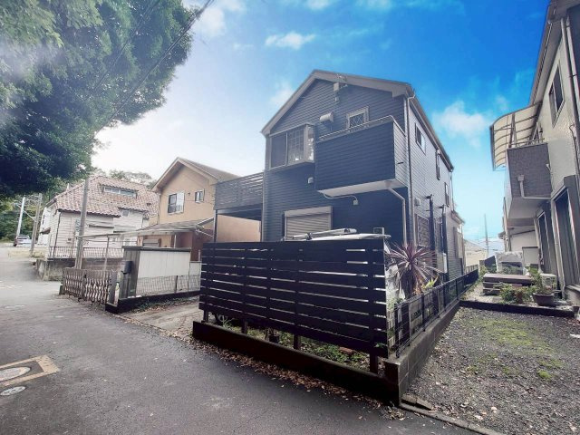 【外観】 | 駅徒歩10分♪車3台駐車可車種による3LDK＋S＋ロフト、ウッドデッキ | 車3台可車種による