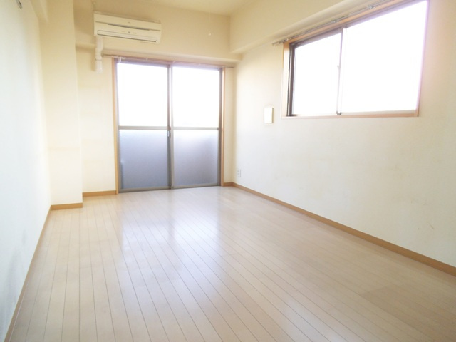 ラフィネジュ赤羽の居間・リビング|2面採光の明るいお部屋です！