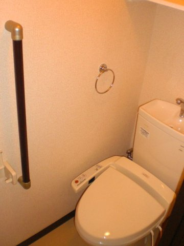 温水洗浄便座付なので快適です。