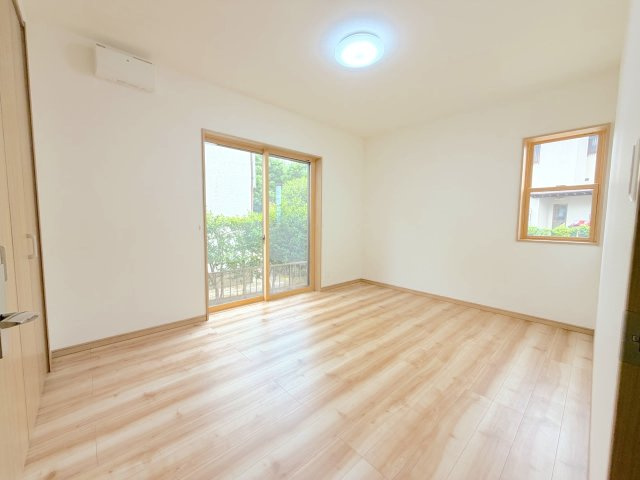 東入部１丁目戸建の洋室