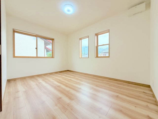 東入部１丁目戸建の洋室