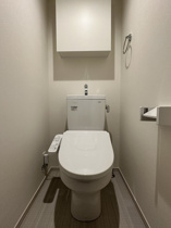 落ち着いた色調のトイレです