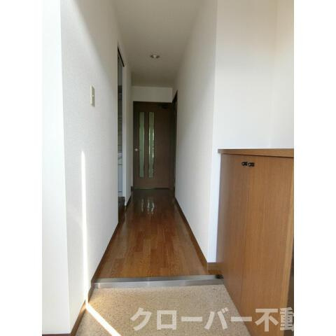 フィネス駒松の玄関