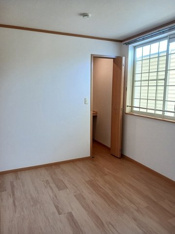 明るい色調の室内です