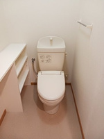 落ち着いた色調のトイレです