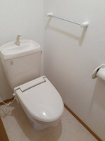 落ち着いた色調のトイレです