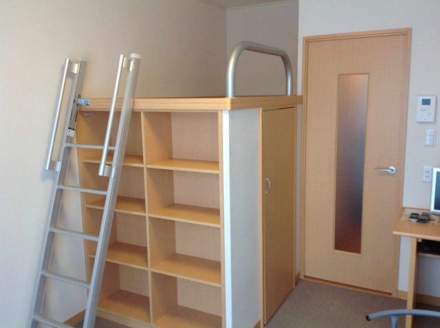 落ち着いた色調の寝室です