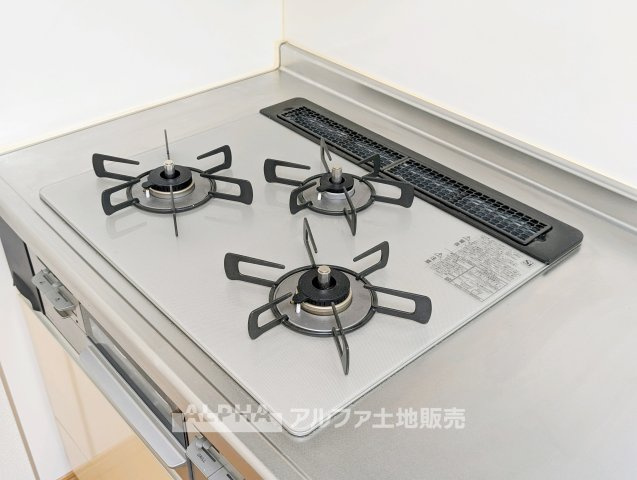東京都羽村市神明台2 中古戸建のキッチン|【gas stove】◆ガスコンロ◆使い勝手に配慮されたガスコンロを備えたキッチン。火力調整がしやすく、毎日の調理がスムーズに進み、家事の時間を心地よく支えてくれます