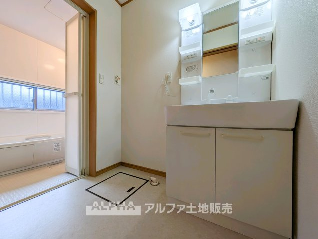 東京都羽村市神明台2 中古戸建の独立洗面台|【Powder room】
◆独立洗面台◆朝の身支度や帰宅後の手洗いも快適に行える独立洗面台。収納スペースも備えており、洗面用品をすっきり整理できる使い勝手の良い空間です。