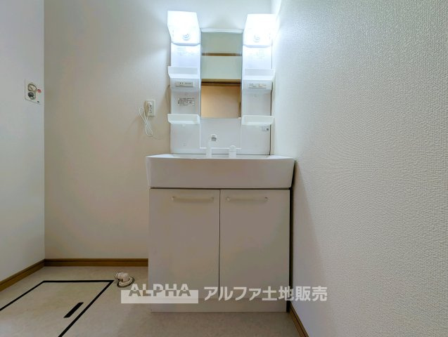 東京都羽村市神明台2 中古戸建のランドリースペース|【Laundry space】
◆ランドリースペース◆洗濯から乾燥までを効率よくこなせる家事空間。浴室換気乾燥機を備えており、外干しが難しい日でも快適に洗濯物を乾かせます。