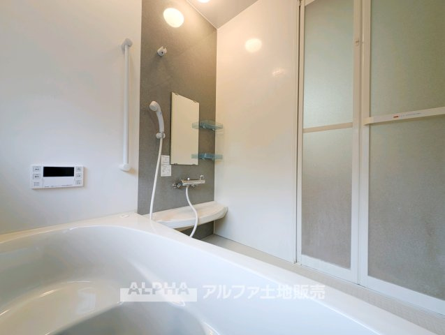東京都羽村市神明台2 中古戸建の浴室|【Bath room】
◆バスルーム◆一日の疲れをゆっくり癒せる落ち着いたバスルーム。浴室乾燥機付きで天候を気にせず洗濯でき、毎日の暮らしにも便利な空間です。