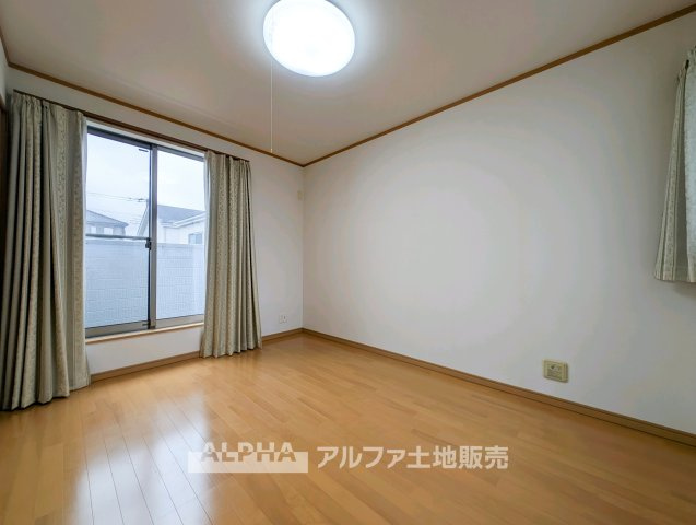 東京都羽村市神明台2 中古戸建の洋室|【bright room】
◆明るさを感じる洋室◆やわらかな光が室内に広がり、日中も快適に過ごせる一室。プライベート空間として落ち着いた時間を過ごせます。