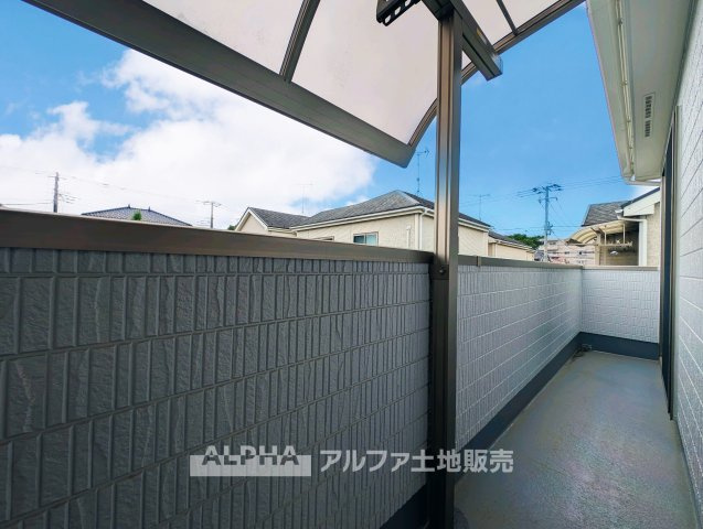 東京都羽村市神明台2 中古戸建のバルコニー|【Balcony】◆バルコニー◆日当たりの良いバルコニーは、洗濯物がよく乾くだけでなく、外の空気を感じながらひと息つける場所。暮らしに心地よい余白をもたらします。