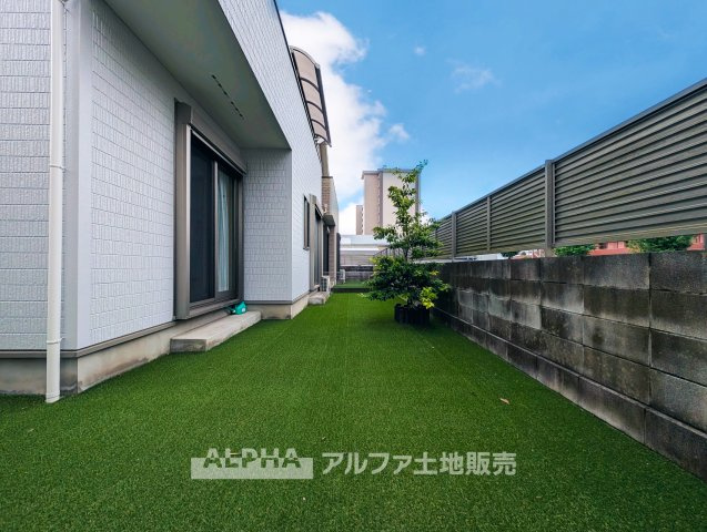 東京都羽村市神明台2 中古戸建の庭|【garden】◆庭◆日当たりの良い庭スペースは、ガーデニングや家庭菜園、くつろぎの時間にも活躍。季節の移ろいを身近に感じながら、家族それぞれの楽しみ方が広がる空間です。