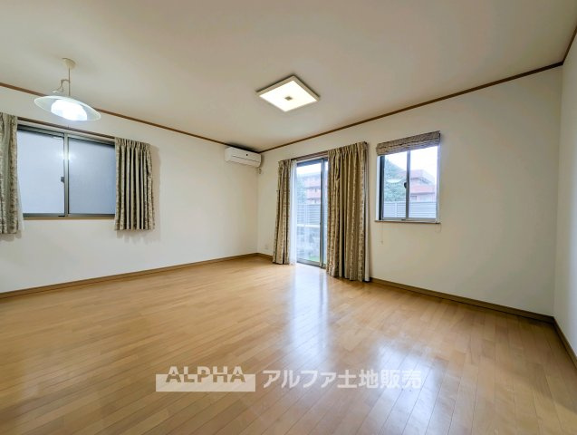 東京都羽村市神明台2 中古戸建の居間・リビング|【Weekend Living】
◆休日も心地よく◆
家族で映画を楽しんだり、ゆっくりコーヒーを味わったり。何気ない休日の時間を豊かにしてくれるリビングです。