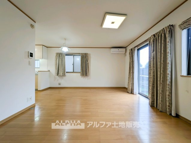 東京都羽村市神明台2 中古戸建の居間・リビング|【Family Living】
◆家族が集うリビング◆
食事のあとも自然と会話が弾み、テレビを囲んでくつろぐ時間を楽しめるリビング。家族が顔を合わせる機会を自然と育む空間です。
