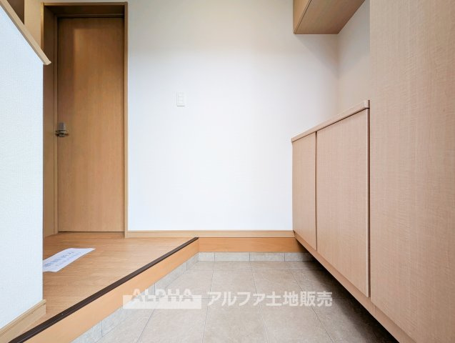 東京都羽村市神明台2 中古戸建の玄関|【Welcome Space】
◆玄関◆帰宅時にほっとできる、穏やかな空気感の玄関。整った空間が日々の切り替えを自然にサポートし、来客時にも好印象を与えます。