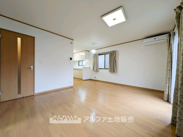 東京都羽村市神明台2 中古戸建の居間・リビング|【Daily Livi添う◆
朝食を囲む時間から夜のくつろぎまで、家族それぞれの時間をやさしく包み込み、暮らしの中心となるリビングです。