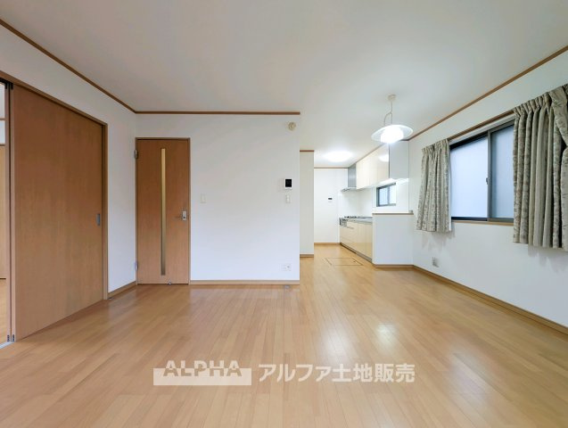 東京都羽村市神明台2 中古戸建の居間・リビング|【Time Together】
◆日常を彩る空間◆
食事や会話、読書や映画鑑賞など、ご家族それぞれの過ごし方を受け止めるリビング。何気ない日常を心地よい時間へとつなげます。