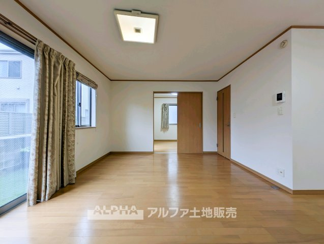東京都羽村市神明台2 中古戸建の居間・リビング|【Living Space】
◆暮らしの中心◆
家族との団らんや来客時のおもてなし、お子様の遊び場や学習スペースなど、さまざまなライフシーンに対応するリビングです。
