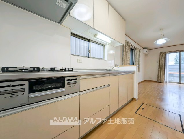 東京都羽村市神明台2 中古戸建のキッチン|【Daily Comfort】
◆毎日を整える空間◆使いやすさに配慮されたキッチンは、料理をする時間まで楽しく感じられる場所。暮らしのリズムに自然と馴染み、心地よい日常を演出します。