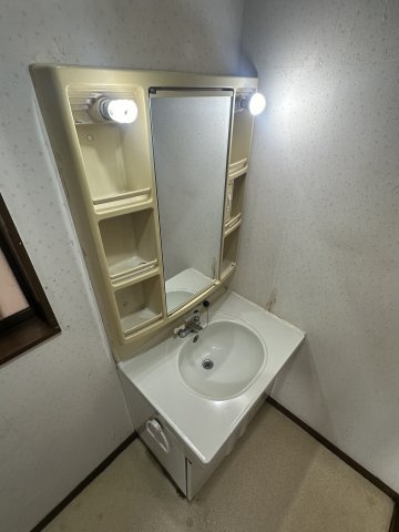 独立洗面台あり、毎朝おしゃれに忙しい女性の方におすすめです