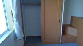 明るい色調の室内です