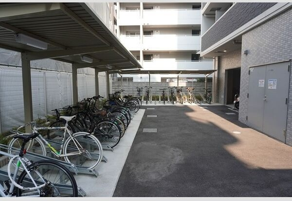 エスリード大阪上本町グリーズの駐車場