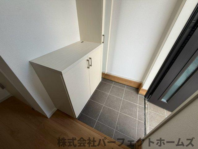 成田東が丘新築戸建ての玄関|明るい玄関です