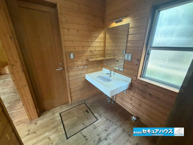 【中古戸建】知多市岡田字善坪の洗面所|【洗面台】
◆大型鏡が付いており、電源を付属しているのでドライヤーなど利用できます。
　　　　　　　　　　　　　　　　　　　　　　　　　