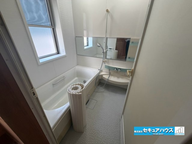 【中古戸建】知多市岡田字善坪の浴室|【浴室】
◆アクセントパネルで落ち着きのある雰囲気を演出します。毎日の疲れを癒やすバスタイムをお楽しみ下さい！
◆窓付きで、カビの繁殖を抑える効果があります。
