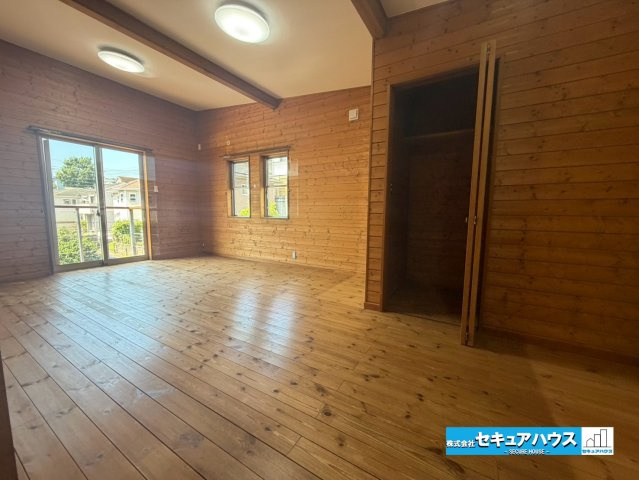 【中古戸建】知多市岡田字善坪のその他|【洋室】
◆広々とした居住空間は日々の暮らしを彩り、心のやすらぎと満足感を与えてくれます。通風と採光を考慮した設計は子供たちはのびのび育ち、家族でくつろぎと団らんを生み出します。