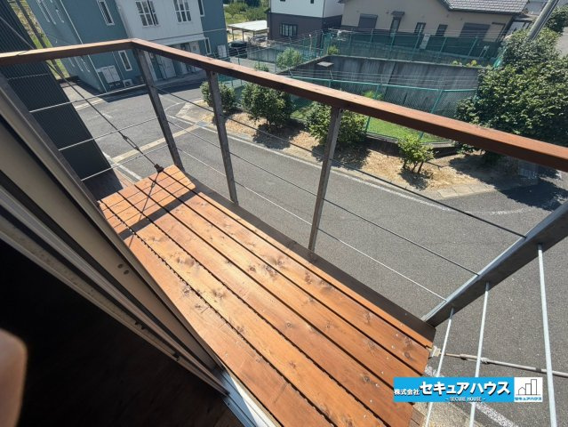 【中古戸建】知多市岡田字善坪のバルコニー|【バルコニー】
◆見晴らしもよく、太陽の温かな温もりをめいっぱい受け止めてくれます。
太陽の光と爽やかな風を受けたお洗濯物はあっという間に乾き、取りこむ時には太陽の匂いを感じられそうですね。　