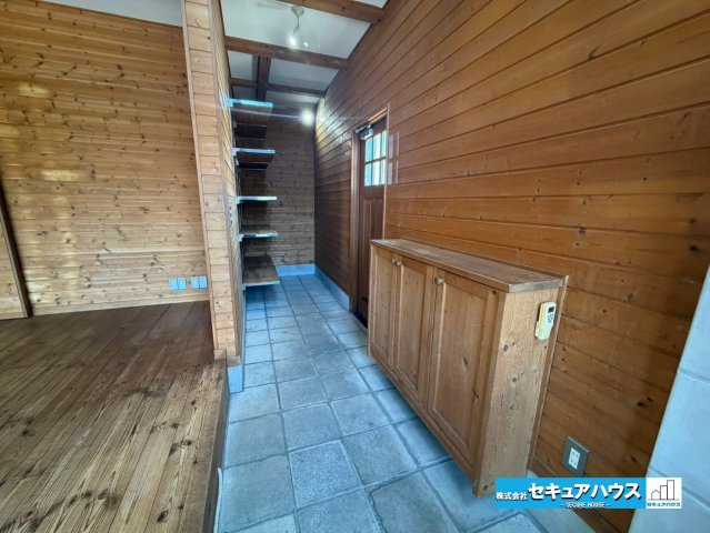【中古戸建】知多市岡田字善坪の玄関|【玄関】
◆お家に出会う人々を迎える玄関だからこそ、広々清潔感あふれる空間にしたいものです。採光・通風にも配慮された設計で毎日明るい空間をキープします♪