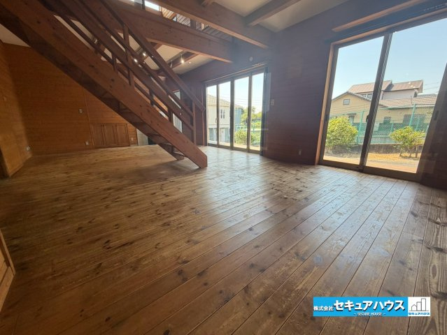 【中古戸建】知多市岡田字善坪の居間・リビング|【LDK】
◆通学から帰宅し、リビングルームで会話を楽しむ子ども達。リビングから臨む景色は太陽色に染まり、解放感溢れゆったりとしたひと時を過ごすことが出来る素敵な空間です。