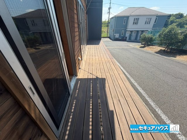 【中古戸建】知多市岡田字善坪のその他|【1階ウッドデッキ】
◆リビングから続く開放的なウッドデッキ。
休日のBBQやお子さんの遊び場に最適です♪　　　　　　　　　　　　　　　　　　　　　