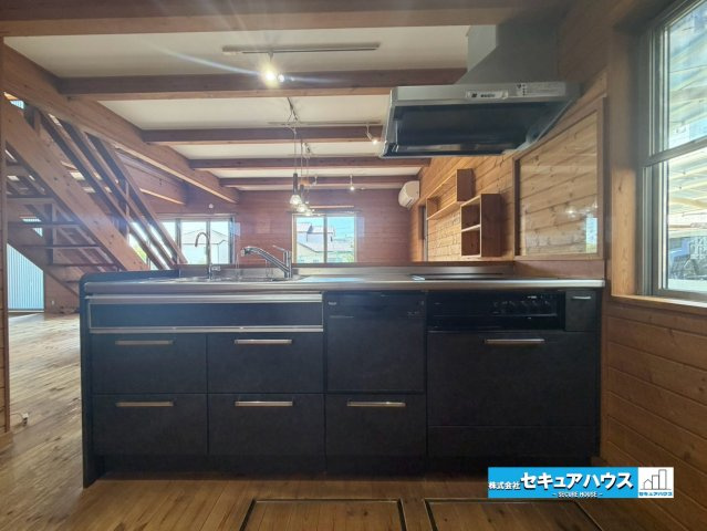 【中古戸建】知多市岡田字善坪のキッチン|【キッチン】
◆同時にたくさんの料理が調理できる3口コンロ。「焼く・蒸す・煮る」の工程を同時進行で進めることができるので、料理を素早く作ることができます。育児でバタバタ忙しいママに嬉しい♪　　　　　　