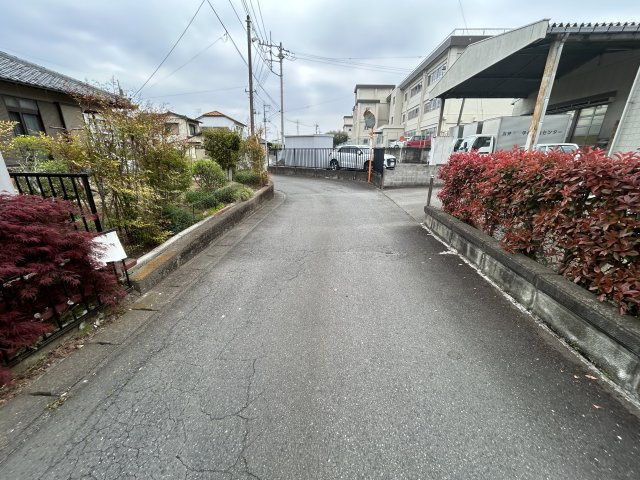 中古一戸建て　高崎市吉井町吉井の前面道路含む現地写真