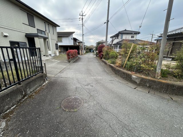 中古一戸建て　高崎市吉井町吉井の前面道路含む現地写真