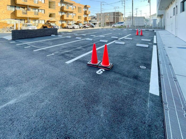【駐車場】 | エマリーグレース | 駐車場があるので、車を買う予定の方も安心です