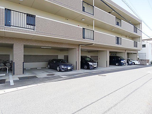 レージュ長久手の駐車場