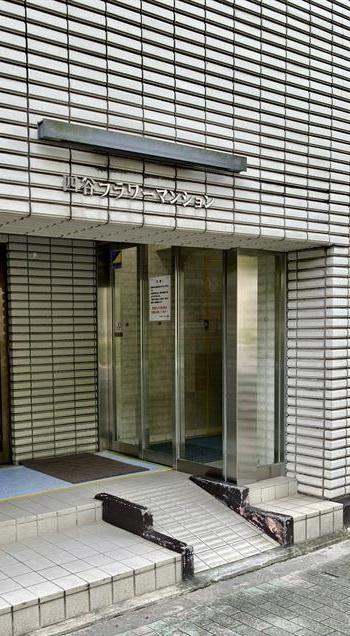 四谷フラワーマンションのエントランス