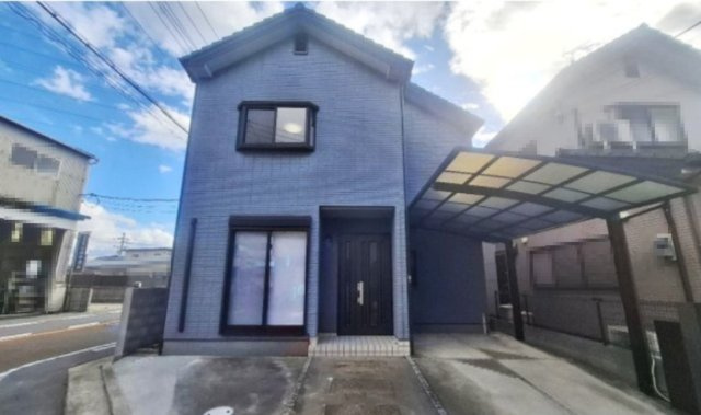 【外観】 | 堺市北区金岡町　中古戸建 | 平成17年築・木造2階建て！開放的な北東角地に佇む、オール電化のおうち。駐車2台可(普通車1台カーポート付き+軽1台)。